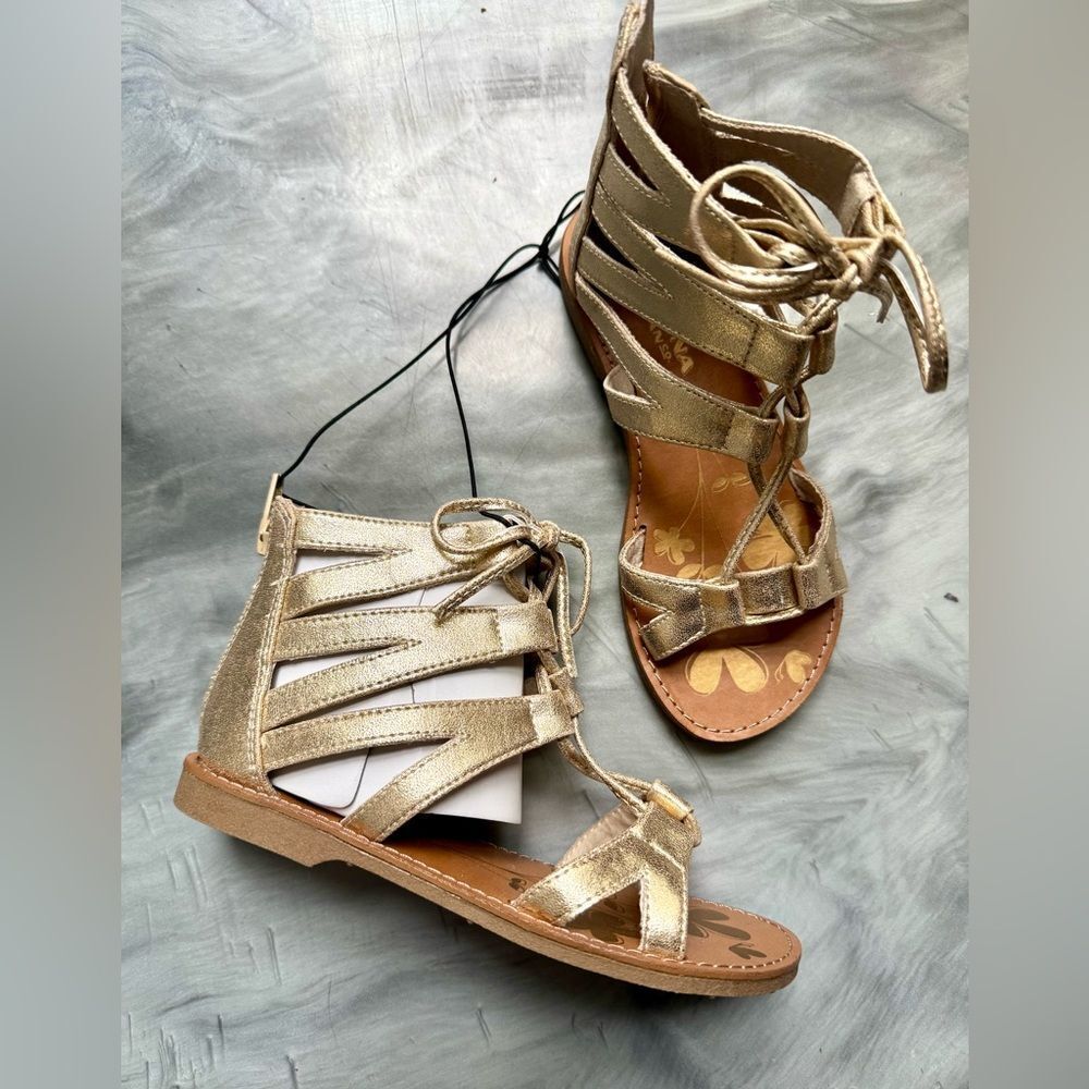 NEW ARIZONA JEANE Gold Metallic Strappy Lace Up Gladiator Sandals Girls 12